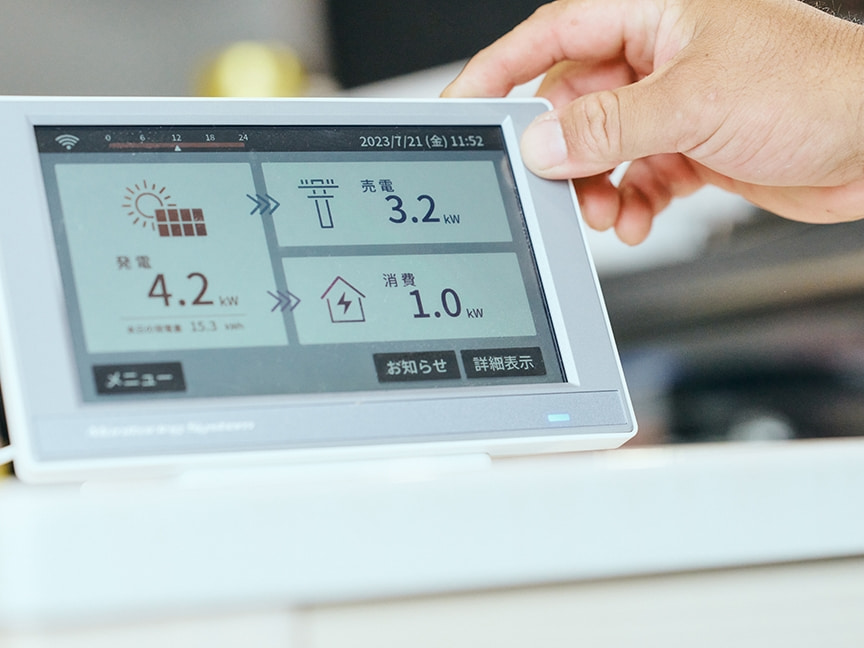 端末で表示ユニットを確認する様子